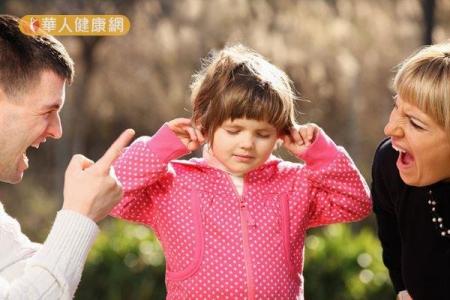 管教太嚴(yán)格！研究：可能導(dǎo)致孩子變胖